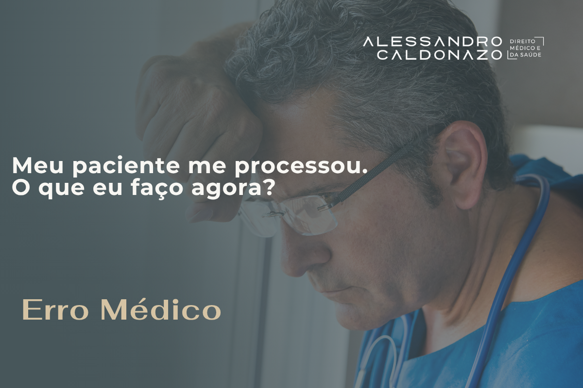 Médico de jaleco azul, preocupado se escorando em uma janela com o lhar reflexivo de preocupação por ter sido, hipoteticamente, processado por um paciente devido a um erro médico.